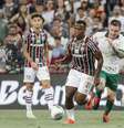 Arias e Aníbal Moreno travam disputa no meio-campo –  Foto: Lucas Merçon/Fluminense FC / Jogada10