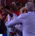 Abraço de Gabigol e Tite repercute nas redes sociais após vitória do Flamengo –  Foto: Reprodução / Jogada10