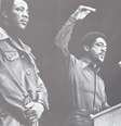 Bobby Seale, um dos fundadores do movimento, faz o gesto consagrado de black power  Foto: Wikimedia Commons