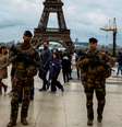 Soldados franceses armados patrulham a praça Trocadero como parte da segurança "Vigipirate" perto do Estádio da Torre Eiffel, da Arena Champ de Mars e dos locais do Grand Palais Ephemere  Foto: REUTERS/Gonzalo Fuentes/Foto de arquivo