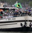 As delegações nacionais passaram pelo Rio Sena em barcos.
  Foto: REUTERS