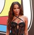 Anitta combina transparência com renda e brilha no tapete vermelho do Premios Juventud 2024; veja fotos!.  Foto: Getty Images / Purepeople