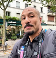 Jornalista vai de bicicleta para Cerimônia de Abertura  Foto: Reprodução/Youtube/Cazé TV