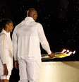 Teddy Riner e Marie-José Perec acendem pira olímpica  Foto: Marko Djurica