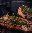 Pedaço de carne sendo preparado na frigideira  Foto: felix_w/Pixabay