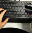 Empresas de e-commerce devem começar a cobrar o imposto de 20% para compras internacionais de até US$ 50 antes do dia 1º de agosto.  Foto: Marcello Casal Jr./Agência Brasil / Estadão