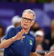 Olimpíadas Paris 2024 - Vôlei - Rodada Preliminar Masculina - Grupo B - Itália x Brasil - South Paris Arena 1, Paris, França - 27 de julho de 2024. O técnico do Brasil, Bernardo Rezende, reage durante a partida.   Foto: REUTERS/Siphiwe Sibeko