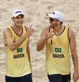 Brasil estreia com vitória tranquila sobre o Marrocos no vôlei de praia  Foto: REUTERS/Louisa Gouliamaki