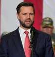 O senador J.D. Vance, escolhido por Trump como vice. Falas do republicano repercutiram mal em uma campanha no qual o voto das mulheres pode ser crucial  Foto: DW / Deutsche Welle