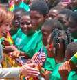 Kamala Harris cumprimenta crianças em Gana em 26 de março de 2023  Foto: Getty Images / BBC News Brasil