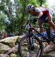 Ciclista francesa sofre queda e é retirada de maca de pista  Foto: Reprodução/Reuters