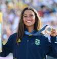 A medalhista de bronze, Rayssa Leal, do Brasil, posa com sua medalha enquanto comemora no pódio.  Foto: Reuters/Angelica Warmuth