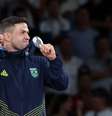 Arena Champ-de-Mars, Paris, França - 28 de julho de 2024. O medalhista de prata Willian Lima, do Brasil, comemora no pódio.   Foto: REUTERS/Kim Kyung-Hoon