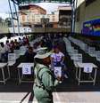 Pessoas votando para a eleição presidencial em Caracas, na Venezuela  Foto: REUTERS/Maxwell Briceno