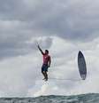 Gabriel Medina dá show no Taiti.   Foto: EROME BROUILLET/AFP via Getty Images / Esporte News Mundo