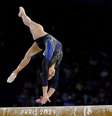 Julia Soares na trave; ginasta garantiu vaga para a final  Foto: Hannah Mckay / Reuters