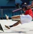 Skatista Gustavo Ribeiro cai após ser atrapalhado por câmera na Olimpíada  Foto: REUTERS/Pilar Olivares