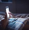 Se você está com dificuldade de largar o seu celular na hora de dormir, deixe ele fora do quarto  Foto: iStock / Jairo Bouer