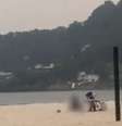 Casal é flagrado em momento íntimo na presença de criança em praia de São Vicente (SP)  Foto: Reprodução/Facebook/Moro Em São Vicente E Região