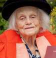 Rosemary Fowler com seu título de doutorado honorário da Universidade de Bristol  Foto: PA Media / BBC News Brasil