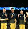 Rebeca, Jade, Lorrane, Flavinha e Julia Soares no pódio com suas medalhas de bronze  Foto:   Lionel Bonaventure/AFP via Getty Images / Jogada10