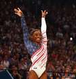 Simone Biles voa sobre próprios desafios e comanda EUA em 'jornada da redenção' por ouro na ginástica  Foto: REUTERS