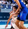 Davi x Golias? Diferença de tamanho entre Wembanyama e Togashi impressiona –  Foto: Divulgação / FIBA / Jogada10