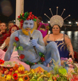 Representação de um Dionísio 'azul' durante um banquete com os deuses do Olimpo  Foto: Reprodução/Redes Sociais 
