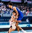 A diferença de altura entre Victor Wembanyama e Yuki Togashi chamou a atenção no jogo desta terça-feira  Foto: Divulgação/FIBA