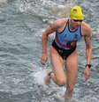 Triatleta belga Jolien Vermeylen deixa o Rio Sena durante prova de triatlon  Foto: REUTERS/Aleksandra Szmigiel