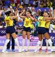Jogadoras celebram vitória no vôlei feminino   Foto: Siphiwe Sibeko