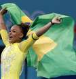 Rebeca Andrade com a bandeira do Brasil após conquista da medalha de prata  Foto: Reuters