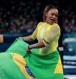 Rebeca Andrade com a bandeira do Brasil após conquista da medalha de prata  Foto: Reuters