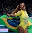 Rebeca Andrade com a bandeira do Brasil após conquista da medalha de prata  Foto: Reuters
