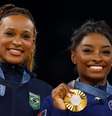 Rebeca Andrade e Simone Biles no pódio da final individual  Foto: Reprodução/Reuters