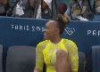 Simone Biles e Rebeca Andrade se abraçam  Foto: Reprodução/TV Globo