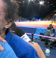 Mayra Aguiar pede abraço para jornalista após eliminação  Foto: Reprodução/TV Globo