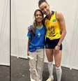 Rayssa Leal encontra Gabi Guimarães após a vitória do Brasil no vôlei  Foto: Reprodução/Redes Sociais