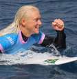 A surfista brasileira Tatiana Weston-Webb despachou a atual líder do ranking mundial  Foto: REUTERS/Carlos Barria