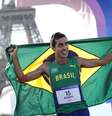 Caio Brasil posa com a bandeira do Brasil  Foto: Alexandre Loureiro/COB