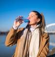 É importante se manter hidratado mesmo no inverno  Foto: InesBazdar | Shutterstock / Portal EdiCase