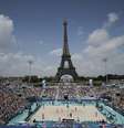 Partida de vôlei de praia aos pés da torre Eiffel durante os Jogos Olímpicos de Paris  Foto: Louisa Gouliamaki