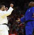 Teddy Riner, da França, e Guram Tushishvili, da Geórgia, após disputa no judô na Olimpíada de Paris  Foto: REUTERS/Kim Kyung-Hoon