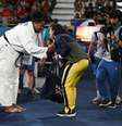 Beatriz Souza e a treinadora Sarah Menezes   Foto: REUTERS/Arlette Bashizi