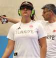 Sevval Ilayda Tarhan (esq.) e Yusuf Dikeç ganharam as primeiras medalhas de tiro olímpico para a Turquia  Foto: Getty Images / BBC News Brasil