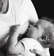 Mãe amamentando o filho  Foto: badarsk/Pixabay