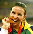 Maurren Maggi posa com medalha olímpica  Foto: 📸 Comitê Olímpico Brasileiro