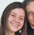 A jornalista chileno-brasileira Amanda Marton e sua mãe, Cecília, que ela chama carinhosamente de 'mainha'  Foto: Arquivo pessoal / BBC News Brasil