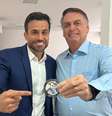 O influenciador Pablo Marçal (PRTB) quando recebeu a medalha de "imbrochável" do ex-presidente Jair Bolsonaro (PL)  Foto: @pablomarcal1 via Instagram / Estadão