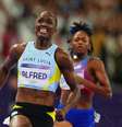 Julien Alfred após conquistar a medalha de ouro nos 100 metros rasos feminino na Olimpíada  Foto: REUTERS/Aleksandra Szmigiel